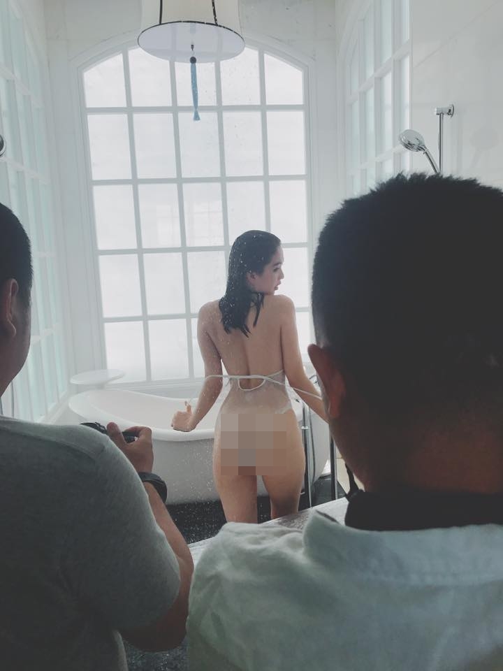 Thánh nữ ngực đẹp Ngân 98, Ngọc Trinh...ai nude gây bão nhất? Thánh nữ ngực đẹp Ngân 98, Ngọc Trinh...ai nude gây bão nhất?